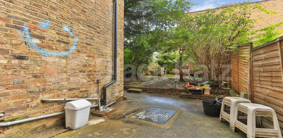 			2 Bedroom, 1 bath, 1 reception Apartment			 Sandringham Road, Dalston 